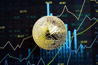 KYIV, UKRAINE - 17 AĞUSTOS 2024 AĞUSTOS XRP Bozukluğu soyut kurgusal şamdanlar üzerine mavi renkli ticari tabloda yakın plan