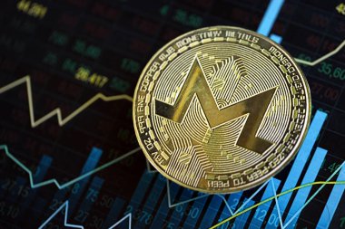 KYIV, UKRAINE - 17 AĞUSTOS 2024 Monero XMR, soyut kurgusal şamdanlar üzerine mavi renkli ticari tablolar.