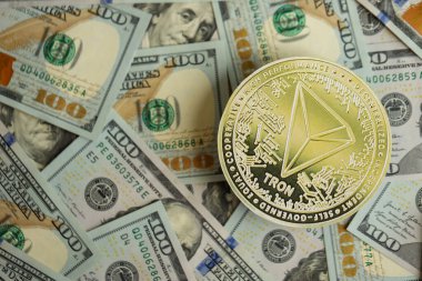 KYIV, UKRAINE - 17 AĞUSTOS, 2024 TRON Parası büyük miktardaki 100 ABD dolarları kapanıyor