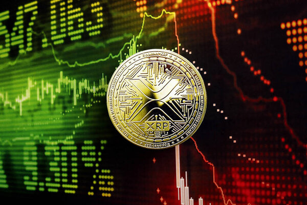 КИЕВ, УКРАИНА - 17 августа 2024 года Рябь XRP монеты на темных криптовалютах цифровой график торговли в зеленых и красных тонах закрыть