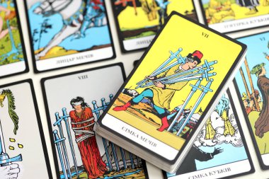 KYIV, UKRAINE - 10 Temmuz 2024 Tarot minor ve Rider Waite esoteric deck 'in büyük arcana kartları. Falcılık ve esrarengiz eylemler için birçok tarot kartı kapanır