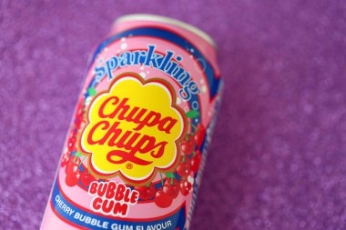 KYIV, UKRAINE - 17 AĞUSTOS 2024 Chupa Chups sakızlı, alkolsüz, alüminyum teneke kutu.