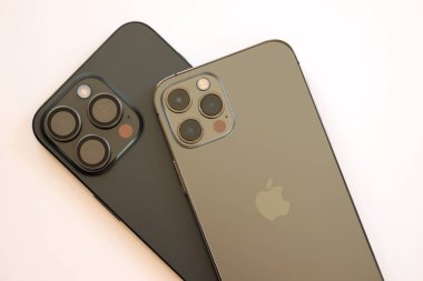 KYIV, UKRAINE - 17 AĞUSTOS 2024 Apple Iphone 12 pro ve 15 pro maksimum akıllı telefon ürünü
