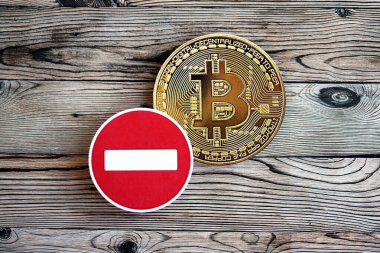 KYIV, UKRAINE - 17 AĞUSTOS 2024 Bitcoin BTC madeni para ve kırmızı kağıt dur işareti ahşap arka planda yakın plan