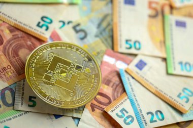 KYIV, UKRAINE - 17 AĞUSTOS 2024 Binance BNB madeni parası ve büyük miktarlarda Avro Avrosu faturası