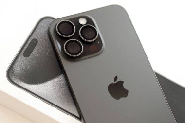 KYIV, UKRAINE - 17 AĞUSTOS 2024 Apple Iphone 15 profosyonel akıllı telefon ürünü