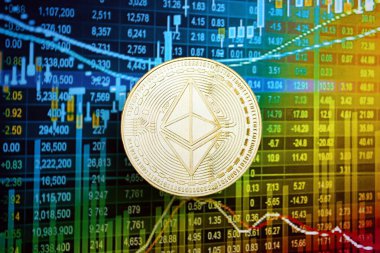 KYIV, UKRAINE - 17 AĞUSTOS 2024 Ethereum ETH para kripto döviz ticaret grafiği üzerinde farklı renkte hesaplamalar yakın çekim