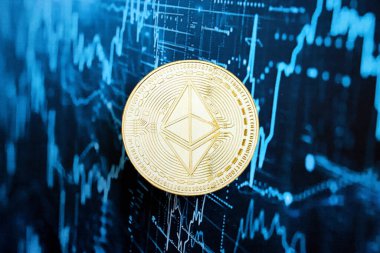 KYIV, UKRAINE - 17 AĞUSTOS 2024 Ethereum ETH mavi renkli soyut kurgusal kripto para işlem şeması