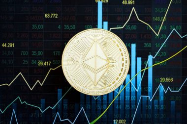 KYIV, UKRAINE - 17 AĞUSTOS 2024 Ethereum ETH, soyut kurgusal şamdanlar üzerine mavi renkli ticari tablolar.
