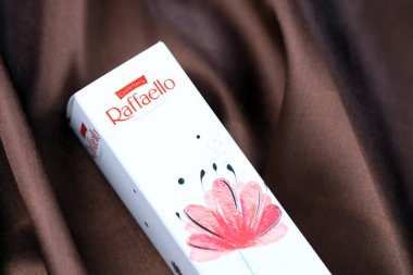 KYIV, UKRAINE - 17 AĞUSTOS 2024 Raffaello Uzun bir paket lüks çikolata şekeri Meşhur imalatçıdan yakın çekim