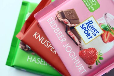 KYIV, UKRAINE - 17 AĞUSTOS, 2024 Ritter Spor Logotype Kapanışta küçük çikolata