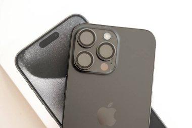 KYIV, UKRAINE - 17 AĞUSTOS 2024 Apple Iphone 15 profosyonel akıllı telefon ürünü