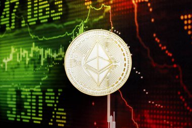 KYIV, UKRAINE - 17 AĞUSTOS 2024 Ethereum ETH Koyu kripto para birimi dijital ticaret grafiği üzerinde yeşil ve kırmızı renkler yakın çekim