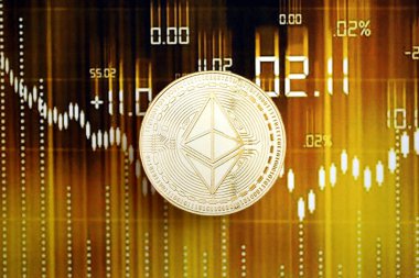 KYIV, UKRAINE - 17 AĞUSTOS 2024 Ethereum ETH Koyu kripto para birimi dijital ticaret şeması üzerinde altın sarısı renklerde yakın plan