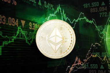 KYIV, UKRAINE - 17 AĞUSTOS 2024 Ethereum ETH Koyu kripto döviz dijital ticaret grafiği üzerinde yeşil renklerde yakın plan