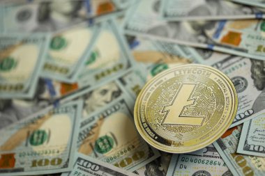 KYIV, UKRAINE - 17 AĞUSTOS 2024 Litecoin LTC büyük miktardaki 100 ABD Doları 'na yakın.