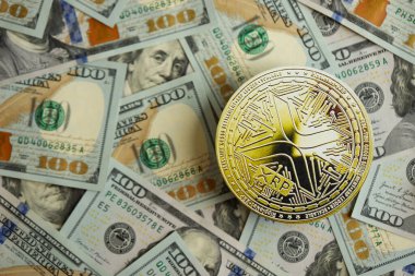 KYIV, UKRAINE - 17 AĞUSTOS, 2024 XRP madeni parası büyük miktarda Amerikan dolarına yakın.