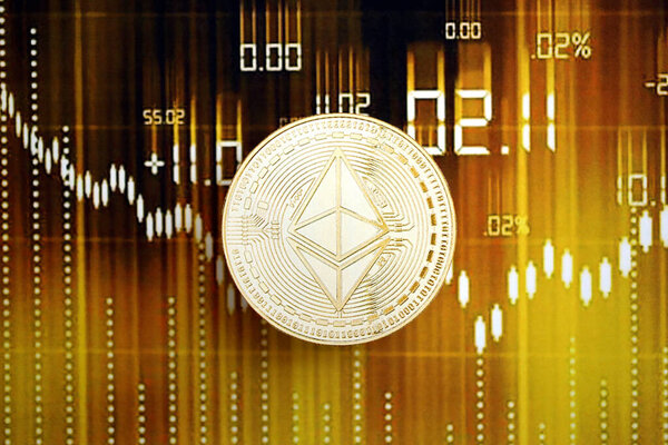 КИЕВ, УКРАИНА - 17 августа 2024 года Эфириумская монета ETH на темных криптовалютных цифровых торговых графиках в золотисто-желтых тонах закрывается