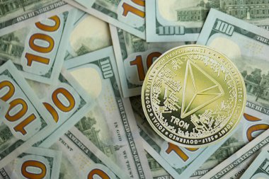KYIV, UKRAINE - 17 AĞUSTOS, 2024 TRON Parası büyük miktardaki 100 ABD dolarları kapanıyor