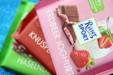 KYIV, UKRAINE - 17 AĞUSTOS, 2024 Ritter Spor Logotype Kapanışta küçük çikolata