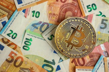 KYIV, UKRAINE - 17 AĞUSTOS 2024 Bitcoin BTC madeni para ile büyük miktarda avrupa Avrosu yakın