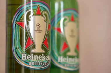 KYIV, UKRAINE 10 Temmuz 2024 Heineken birası. UEFA Avrupa Şampiyonluk Ligi için özel baskı. Heineken Lager Birası, Heineken International 'ın sancak gemisi ürünüdür.