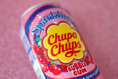 KYIV, UKRAINE - 17 AĞUSTOS 2024 Chupa Chups sakızlı, alkolsüz, alüminyum teneke kutu.