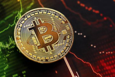 KYIV, UKRAINE - 17 AĞUSTOS 2024 Bitcoin BTC Koyu kripto para birimi dijital ticaret şeması üzerinde yeşil ve kırmızı renklerde yakın plan