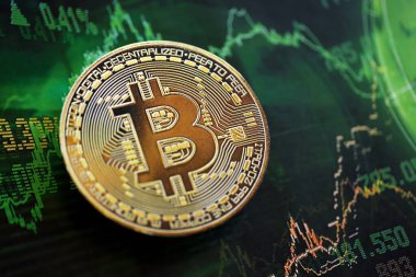 KYIV, UKRAINE - 17 AĞUSTOS 2024 Bitcoin BTC Koyu kripto para birimi dijital ticaret şeması üzerinde yeşil renklerde yakın plan