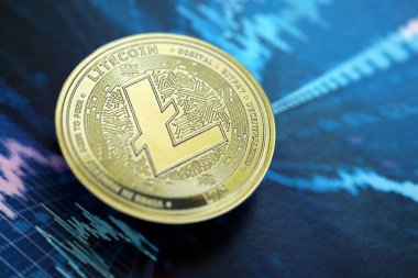 KYIV, UKRAINE - 17 AĞUSTOS 2024 Litecoin LTC para soyut kurgusal kripto para işlem grafiği üzerinde mavi renkli yakın plan