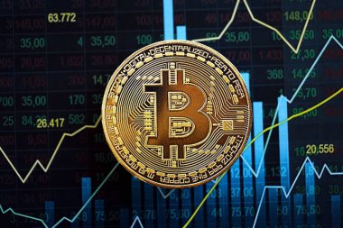 KYIV, UKRAINE - 17 AĞUSTOS 2024 Bitcoin BTC para soyut kurgusal şamdanlar üzerine mavi renkli ticaret grafiği yakın çekim