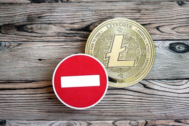 KYIV, UKRAINE - 17 AĞUSTOS 2024 Litecoin LTC madeni para ve kırmızı kağıt dur işareti