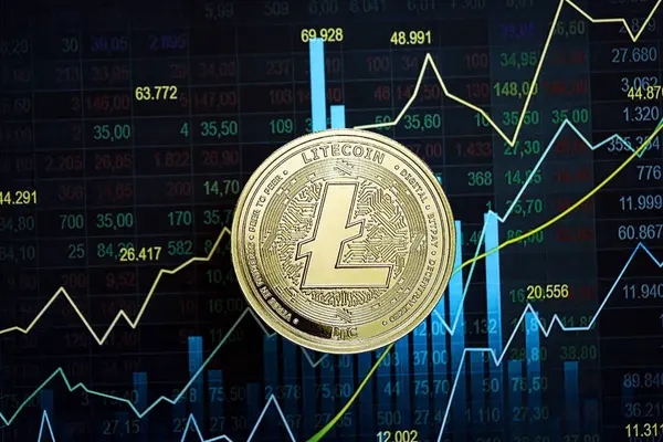 KYIV, UKRAINE - 17 AĞUSTOS 2024 Litecoin LTC madeni para soyut kurgusal şamdanlar üzerinde mavi renkli ticaret grafiği yakın çekim