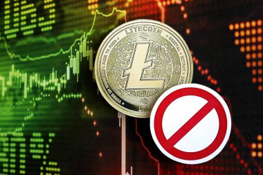 KYIV, UKRAINE - 17 Ağustos 2024 Litecoin LTC madeni para ve kırmızı kağıt yasaklama işareti