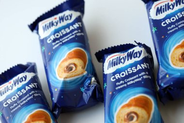 KYIV, UKRAINE - 17 AĞUSTOS 2024 Samanyolu kruvasanları mavi ambalajlı ve orijinal logolu