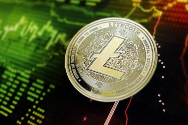 KYIV, UKRAINE - 17 AĞUSTOS 2024 Litecoin LTC Koyu kripto para birimi dijital ticaret grafiği üzerinde yeşil ve kırmızı renkler yakın çekim