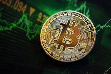 KYIV, UKRAINE - 17 AĞUSTOS 2024 Bitcoin BTC Koyu kripto para birimi dijital ticaret şeması üzerinde yeşil renklerde yakın plan