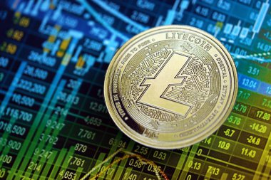 KYIV, UKRAINE - 17 AĞUSTOS 2024 Litecoin LTC para kripto para işlem grafiği üzerinde farklı renkte hesaplamalar yakın çekim