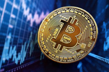 KYIV, UKRAINE - 17 AĞUSTOS, 2024 Bitcoin BTC Soyut kurgusal kripto para işlem grafiği üzerinde mavi renkli yakın plan