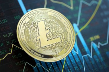 KYIV, UKRAINE - 17 AĞUSTOS 2024 Litecoin LTC madeni para soyut kurgusal şamdanlar üzerinde mavi renkli ticaret grafiği yakın çekim