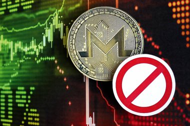 KYIV, UKRAINE - 17 Ağustos 2024 Monero XMR madeni para ve kırmızı kağıt yasaklama işareti