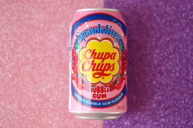 KYIV, UKRAINE - 17 AĞUSTOS 2024 Chupa Chups sakızlı, alkolsüz, alüminyum teneke kutu.