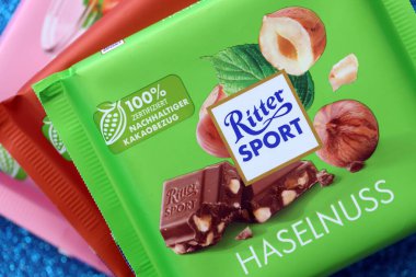KYIV, UKRAINE - 17 AĞUSTOS, 2024 Ritter Spor Logotype Kapanışta küçük çikolata