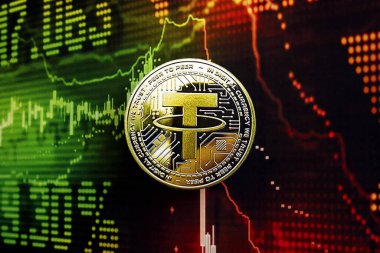 KYIV, UKRAINE - 17 AĞUSTOS 2024 Koyu kripto döviz dijital ticaret grafiği üzerindeki USDT paralar yeşil ve kırmızı renklerde kapanıyor