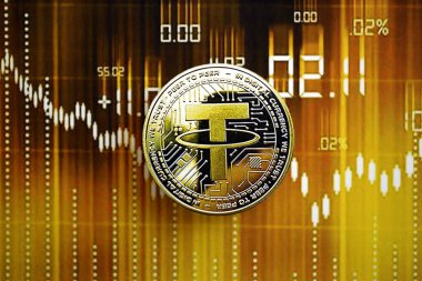 KYIV, UKRAINE - 17 AĞUSTOS 2024 Koyu kripto para üstü USDT altın sarısı ticaret şeması