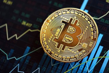 KYIV, UKRAINE - 17 AĞUSTOS 2024 Bitcoin BTC para soyut kurgusal şamdanlar üzerine mavi renkli ticaret grafiği yakın çekim