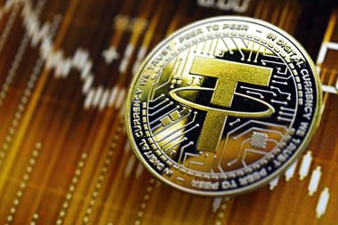 KYIV, UKRAINE - 17 AĞUSTOS 2024 Koyu kripto para üstü USDT altın sarısı ticaret şeması