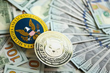 KYIV, UKRAINE - 17 Ağustos 2024 Shiba madeni parası ve ABD Menkul Kıymetler ve Borsa Komisyonu para arkaplanına yakın plan imzası
