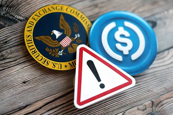 stock image KYIV, UKRAINE - AUGUST 17, 2024 USDC stable coin and red paper attention sign with Securities and Exchange Commission on wooden background close up