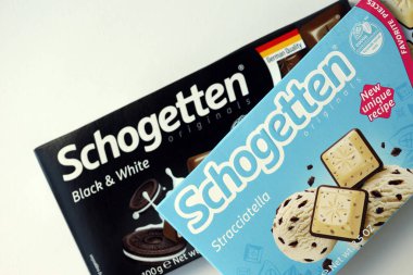 KYIV, UKRAINE - 17 AĞUSTOS 2024 Schogetten 10 ünlü Alman çikolatası ambalajlı kağıt ambalajı.